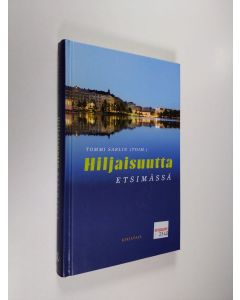 Tekijän Tommi Sarlin  käytetty kirja Hiljaisuutta etsimässä (ERINOMAINEN)