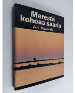 Kirjailijan Eero Murtomäki käytetty kirja Merestä kohoaa saaria