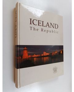 Kirjailijan Jóhannes Nordal käytetty kirja Iceland - the republic