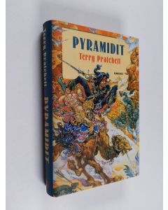 Kirjailijan Terry Pratchett käytetty kirja Pyramidit (ERINOMAINEN)