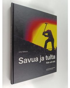 Kirjailijan Juha Valtanen käytetty kirja Savua ja tulta : Espoon pelastustoimi 1956-2004 = Rök och eld : Esbo räddningsväsen 1956-2004