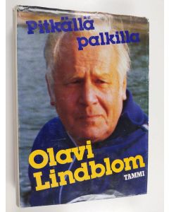 Kirjailijan Olavi Lindblom käytetty kirja Pitkällä palkilla