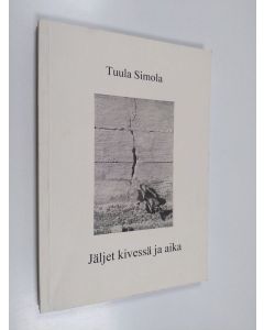 Kirjailijan Tuula Simola käytetty kirja Jäljet kivessä ja aika : runoja vuosilta 1997-1998