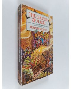 Kirjailijan Terry Pratchett käytetty kirja The colour of magic
