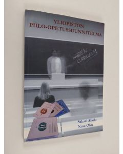 Kirjailijan Sakari Ahola käytetty kirja Yliopiston piilo-opetussuunnitelma : eli tutkimus siitä, miten yliopistossa pärjää pelaamalla yliopistopeliä