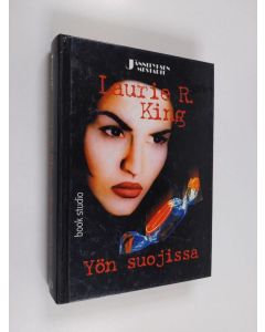 Kirjailijan Laurie R. King käytetty kirja Yön suojissa