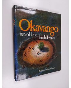 Kirjailijan Peter Johnson käytetty kirja Okavango : sea of land, land of water