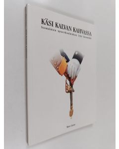 Kirjailijan Timo Liene käytetty kirja Käsi kalvan kahvassa : suomalaisen upseerikoulutuksen lyhyt historiikki