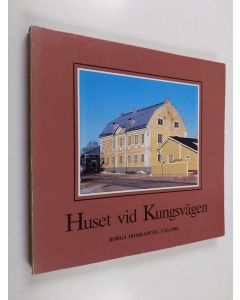 Kirjailijan Pekka Kärki käytetty kirja Huset vid Kungsvägen : Borgå domkapitel 1723-1983
