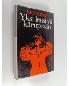 Kirjailijan Ken Kesey käytetty kirja Yksi lensi yli käenpesän