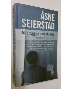 Kirjailijan Åsne Seierstad käytetty kirja Med ryggen mot världen : Serbiska porträtt