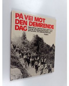 käytetty kirja På vei mot den demrende dag : Med Einar Gerhardsen gjennom norsk arbeiderbevegelse i vårt århundre. : En billedkavalkade