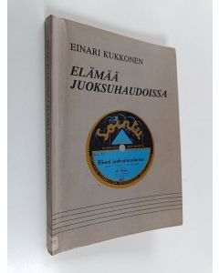 Kirjailijan Einari Kukkonen käytetty kirja Elämää juoksuhaudoissa : suomalaisen levyiskelmän vaiheita 1940-44