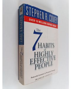 Kirjailijan Stephen R. Covey käytetty kirja The 7 Habits of Highly Effective People - Restoring the Character Ethic