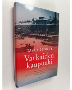 Kirjailijan David Benioff käytetty kirja Varkaiden kaupunki