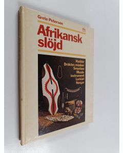 Kirjailijan Grete Petersen käytetty kirja Afrikansk slöjd : en bok om slöjd och hantverk i Afrika : hyddor, dräkter, masker, smycken, musikinstrument, lerkärl och korgar