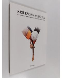Kirjailijan Timo Liene käytetty kirja Käsi kalvan kahvassa : suomalaisen upseerikoulutuksen lyhyt historiikki