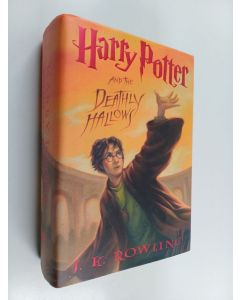 Kirjailijan J. K. Rowling käytetty kirja Harry Potter and the deathly hallows