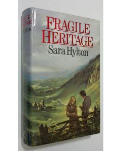 Kirjailijan Sara Hylton käytetty kirja Fragile heritage