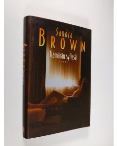 Kirjailijan Sandra Brown käytetty kirja Hämärän sylissä