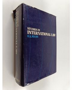 Kirjailijan Frederick Alexander Mann käytetty kirja Studies in International Law