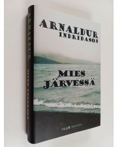 Kirjailijan Arnaldur Indridason käytetty kirja Mies järvessä