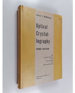 Kirjailijan Ernest E. Wahlström käytetty kirja Optical crystallography : with particular reference to the use and theory of the polarizing microscope