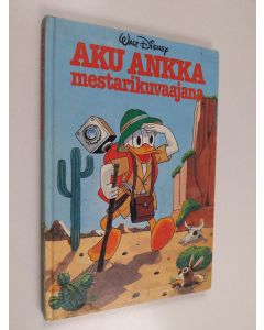Kirjailijan Walt Disney käytetty kirja Aku Ankka mestarikuvaajana : Disneyn satulukemisto