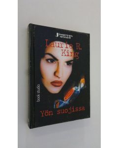 Kirjailijan Laurie R. King käytetty kirja Yön suojissa