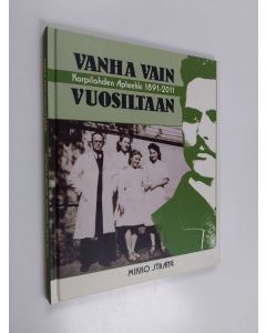 Kirjailijan Mikko Strang käytetty kirja Vanha vain vuosiltaan : Korpilahden Apteekki 1891-2011