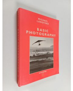 Kirjailijan Michael Langford käytetty kirja Basic photography