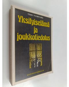 Kirjailijan Timo Vuortama käytetty kirja Yksityiselämä ja joukkotiedotus