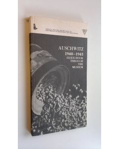 Kirjailijan Kazimierz Smolen käytetty kirja Auscwitz 1940-1945  .guide-book through the museum