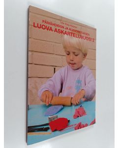 Kirjailijan Ulla-Maija Majanen käytetty kirja Päivähoidon ja alkuopetuksen luova askarteluvuosi 2