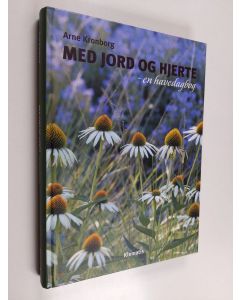 Kirjailijan Arne Kronborg käytetty kirja Med jord og hjerte - en havedagbog