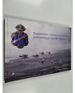 Kirjailijan Teppo Mikkola käytetty kirja Suomen ilmavoimien mitalleja 1918-1944