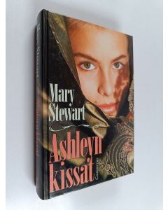 Kirjailijan Mary Stewart käytetty kirja Ashleyn kissat