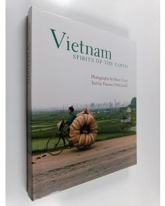 Kirjailijan Frances Fitzgerald & Mary Cross käytetty kirja Vietnam - Spirits of the Earth