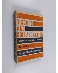Kirjailijan Arnold Wolfers käytetty kirja Discord and Collaboration - Essays on International Politics