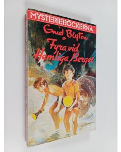 Kirjailijan Enid Blyton käytetty kirja Fyra vid hemliga berget