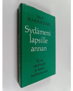 Kirjailijan Vasili Suhomlinski käytetty kirja Sydämeni lapsille annan