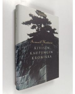 Kirjailijan Ismail Kadare käytetty kirja Kivisen kaupungin kronikka