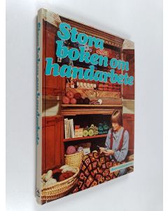Kirjailijan Marie Louise Falkenborg käytetty kirja Stora boken om handarbete