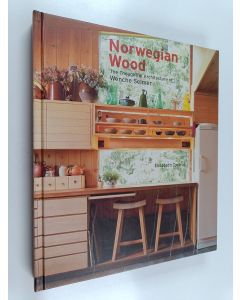 Kirjailijan Elisabeth Tostrup käytetty kirja Norwegian wood : the thoughtful architecture of Wenche Selmer