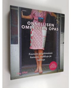 Kirjailijan Kay Whitt käytetty teos Onnellisen ompelijan opas : kauniita ja tyttömäisiä hameita, mekkoja ja takkeja