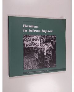 Kirjailijan Veikko Koivusalo käytetty kirja Rauhan ja toivon lapset : valokuvia sodanvastaisesta toiminnasta vuosilta 1980-2005
