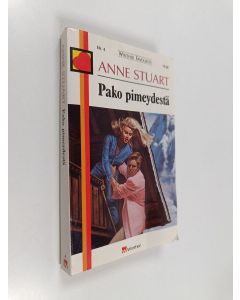 Kirjailijan Anne Stuart käytetty kirja Pako pimeydestä