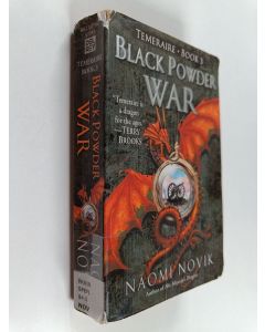 Kirjailijan Naomi Novik käytetty kirja Black Powder War