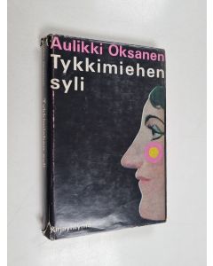 Kirjailijan Aulikki Oksanen käytetty kirja Tykkimiehen syli