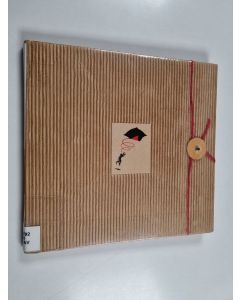 Kirjailijan Markku Lähdesmäki käytetty kirja A three day walk